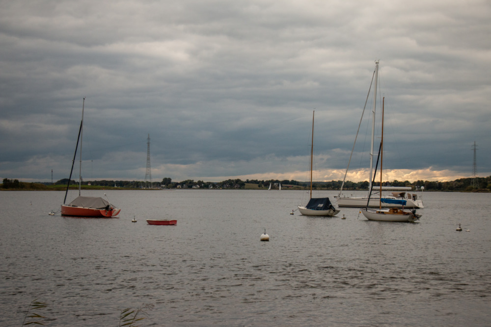 Segelboote vor dem Hafen in Siseby